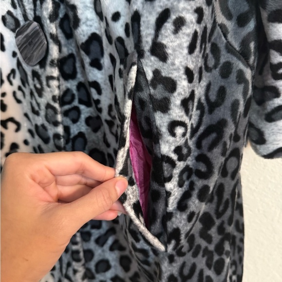 Anthropologie Aunt Wanda Grey Faux Fur Snow Leopard Print 3/4 Sleeve Jacket - Picture 4 of 10